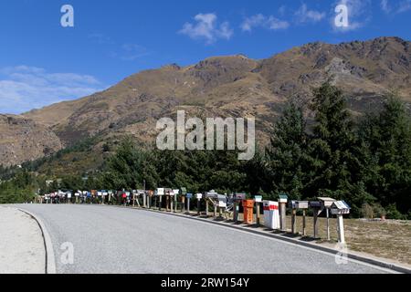 Wharehuanui, Neuseeland, 26. März 2015: Reihe von Postfächern in einem Dorf auf der Südinsel Stockfoto