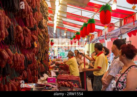 Singapur, Singapur, 3. Februar 2015: Kunden an einem Wurststand auf dem Markt in Chinatown Stockfoto