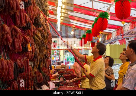 Singapur, Singapur, 3. Februar 2015: Kunden an einem Wurststand auf dem Markt in Chinatown Stockfoto