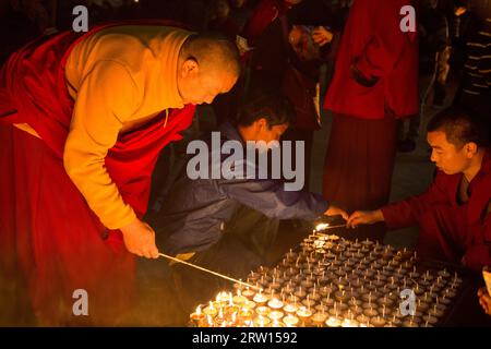 Kathmandu, Nepal, 06. Dezember 2014: Pilger in Boudhanath Stupa zünden Butterkerzen für das Vollmondfest an Stockfoto