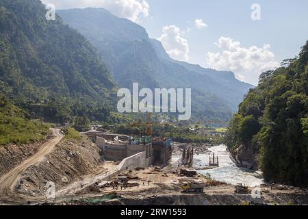 Bhulbhule, Nepal, 23. Oktober 2014: Baustelle des Wasserkraftprojekts Upper Marsyangdi in der Annapurna-Region Stockfoto