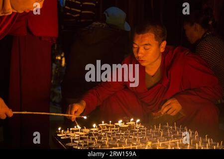 Kathmandu, Nepal, 06. Dezember 2014: Pilger in Boudhanath Stupa zünden Butterkerzen für das Vollmondfest an Stockfoto