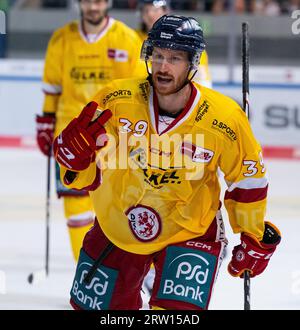 München, Deutschland. September 2023. Eishockey: DEL, EHC Red Bull München - Düsseldorfer EG, Hauptrunde, 1. Spieltag im Olympia-Eissportzentrum. Victor Svensson von Düsseldorf in Aktion. Quelle: Sven Hoppe/dpa/Alamy Live News Stockfoto