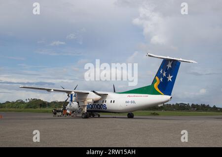 Honiara, Salomonen, 27. Mai 2015: Kleines Propellerflugzeug am Flughafen geparkt Stockfoto