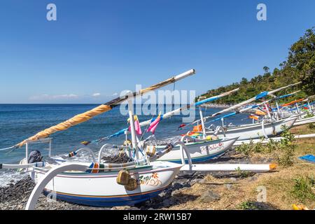 Bali, Indonesien, 07. Juli 2015: Viele traditionelle Fischerboote an einem Strand in der Nähe von Amed Stockfoto