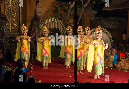 Ubud, Indonesien, 1. Juli 2015: Tänzerinnen, die den traditionellen Legong- und Barong-Tanz im Ubud-Palast aufführen Stockfoto