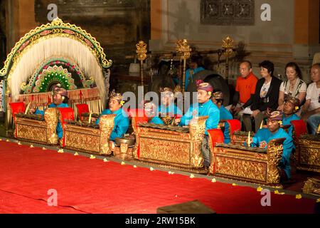 Ubud, Indonesien, 1. Juli 2015: Gruppe von Männern, die Musik bei einer traditionellen Legong- und Barong-Show im Ubud-Palast spielen Stockfoto