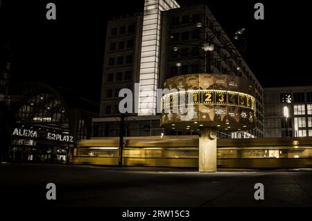 Nachtaufnahme des Bahnhofs Berlin Alexanderplatz mit dem berühmten Fernsehturm im Hintergrund Stockfoto