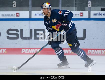 München, Deutschland. September 2023. Eishockey: DEL, EHC Red Bull München - Düsseldorfer EG, Hauptrunde, 1. Spieltag im Olympia-Eissportzentrum. Markus Eisenschmid aus München in Aktion. Quelle: Sven Hoppe/dpa/Alamy Live News Stockfoto