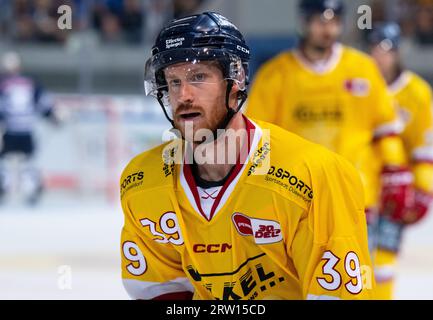 München, Deutschland. September 2023. Eishockey: DEL, EHC Red Bull München - Düsseldorfer EG, Hauptrunde, 1. Spieltag im Olympia-Eissportzentrum. Victor Svensson von Düsseldorf in Aktion. Quelle: Sven Hoppe/dpa/Alamy Live News Stockfoto