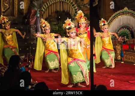 Ubud, Indonesien, 1. Juli 2015: Tänzerinnen, die den traditionellen Legong- und Barong-Tanz im Ubud-Palast aufführen Stockfoto