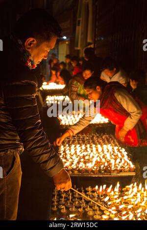 Kathmandu, Nepal, 06. Dezember 2014: Pilger in Boudhanath Stupa zünden Butterkerzen für das Vollmondfest an Stockfoto