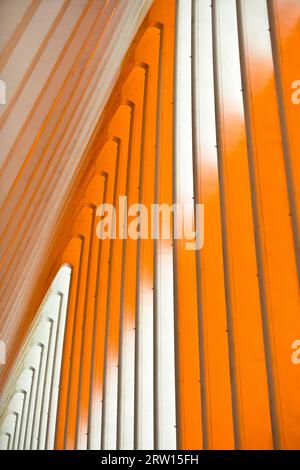 Konstruktives Detail im Bahnhof Lüttich-Guillemins, Architekt Santiago Calatrava mit Installation von Daniel Buren Comme tombees du ciel, les couleurs Stockfoto