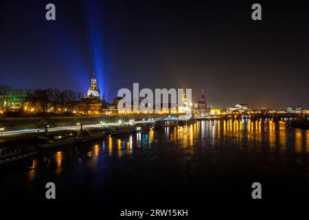 Dresden Silhouette Blick auf die Altstadt von der Carola-Brücke. Anlässlich des Gedenkens zum 70. Jahrestag der Vernichtung von Stockfoto