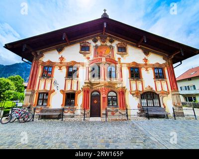 Oberammergau - 03. Juli 2021: Pilatushaus mit Luftlmalerei dekoriert. Die Luftlmalerei ist eine bayerner Kunstform der Hausfassadenmalerei in Oberamme Stockfoto