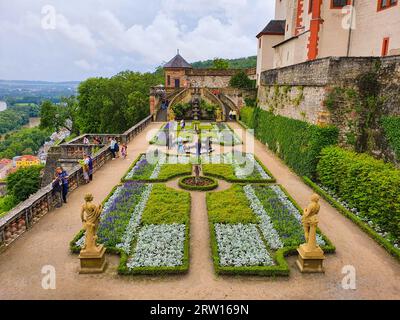 Würzburg, Deutschland - 11. Juli 2021: Öffentlicher Garten in der Nähe der Festung Marienberg in der Wurzburger Altstadt. Würzburg oder Würzburg ist eine Stadt in Franken Stockfoto