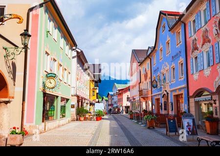 Garmisch-Partenkirchen, Deutschland - 02. Juli 2021: Schönheitshäuser mit Luftlmalerei, bayerner Fassadenmalerei in der Ludwigstraße, einer historischen Straße in GA Stockfoto