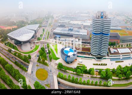 München, Deutschland - 08. Juli 2021: BMW Museum Luftpanorama, es ist ein Automobilmuseum der BMW Geschichte in der Nähe des Olympiaparks in München, G Stockfoto