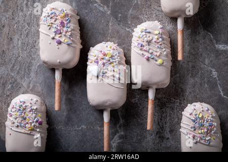 Süße und leckere Eisbecher, die wie Eis auf einem dunklen Steintisch aussehen Stockfoto