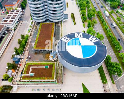 München, Deutschland - 08. Juli 2021: BMW Museum Luftpanorama, es ist ein Automobilmuseum der BMW Geschichte in der Nähe des Olympiaparks in München, G Stockfoto