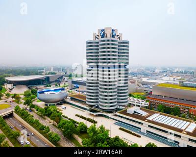 München, Deutschland - 08. Juli 2021: BMW Museum Luftpanorama, es ist ein Automobilmuseum der BMW Geschichte in der Nähe des Olympiaparks in München, G Stockfoto