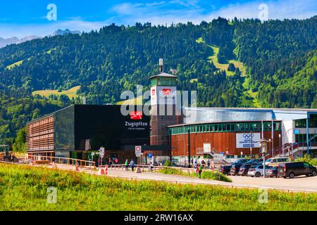 Garmisch-Partenkirchen, Deutschland - 03. Juli 2021: Garmisch Olympiastadion und Zugspitzbahn in Garmisch Partenkir Stockfoto