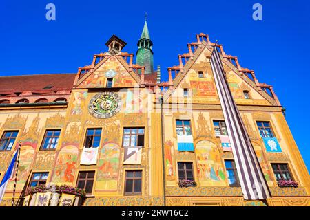 Ulm, Deutschland - 06. Juli 2021: Das Ulmer Rathaus oder das Ulmer Rathaus befindet sich in der Ulmer Altstadt Stockfoto