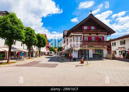 Garmisch-Partenkirchen, Deutschland - 02. Juli 2021: Garmisch-Partenkirchen oder Garmisch Partenkirchen ist eine alpine Skistadt in Bayern Stockfoto