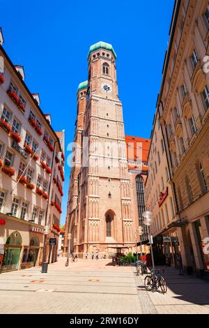 München, Deutschland - 06. Juli 2021: Frauenkirche ist eine katholische Kirche in München, Bayern Stockfoto