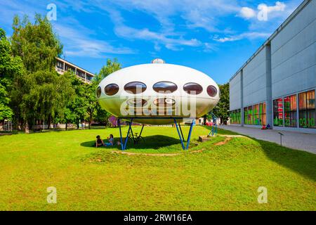 München, Deutschland - 06. Juli 2021: Futuro House oder Futuro Pod ist ein rundes Haus in der Pinakothek der Moderne, einem Museum für moderne Kunst in München Stockfoto