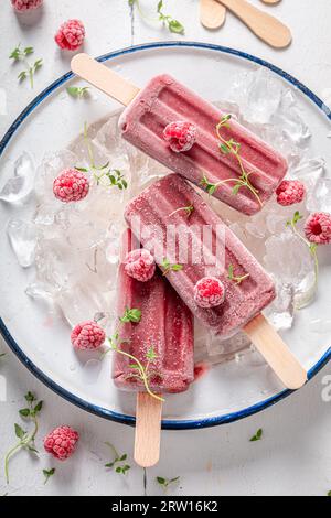 Eissorbet mit Himbeeren und Kräutern. Kaltes und süßes Eis aus Himbeeren. Stockfoto