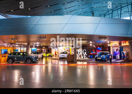 München, 08. Juli 2021: BMW Welt interior. Die BMW Welt ist ein kombiniertes Ausstellungs-, Showroom-, Erlebnismuseum- und Veranstaltungszentrum in München c Stockfoto