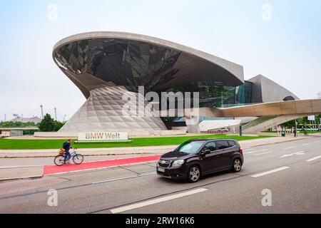 München, 08. Juli 2021: Die BMW Welt ist ein kombinierter Ausstellungsraum, Erlebnismuseum und Veranstaltungsort in München Stockfoto