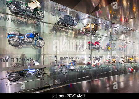 München, Deutschland - 08. Juli 2021: Motorräder im BMW Museum Inside, ein Automobilmuseum zur Geschichte von BMW in der Nähe des Münchner Olympiaparks, Stockfoto