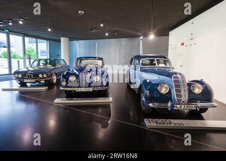 München, 08. Juli 2021: BMW 335 1939, BMW 502 1954 und 3,3 Li 1968 im BMW Museum in München Stockfoto