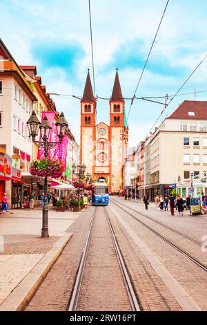 Würzburg, Deutschland - 11. Juli 2021: Straßenbahn in der Nähe des Würzburger Doms in der Würzburger Altstadt in Bayern, Deutschland Stockfoto