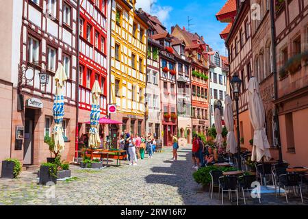 Nürnberg, Deutschland - 10. Juli 2021: Weissgerbergasse mit bunten Holzrahmen- oder Fachwerkhäusern in der Nürnberger Altstadt. Nürnberg ist der seco Stockfoto