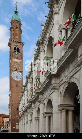 Vicenza, VI, Italien - 1. Juni 2020: Turm der Basilika auf dem Hauptplatz namens PIAZZA DEI SIGNORI und viele Flaggen Stockfoto