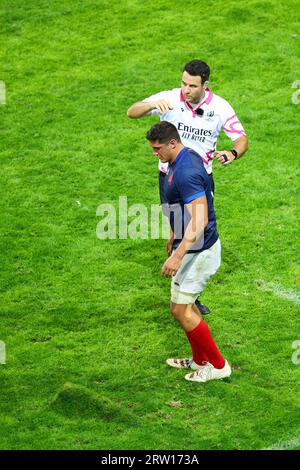 Paul Boudehent #6 aus Frankreich versucht, die Grasrolle nach einem Scrum während des Rugby-WM-Spiels zwischen Frankreich und Uruguay am 14. September 2023 im Stade Pierre Mauroy in Lille zu reparieren. Foto von Baptiste Paquot/ABACAPRESS.COM Credit: Abaca Press/Alamy Live News Stockfoto