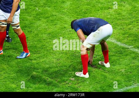 Paul Boudehent #6 aus Frankreich versucht, die Grasrolle nach einem Scrum während des Rugby-WM-Spiels zwischen Frankreich und Uruguay am 14. September 2023 im Stade Pierre Mauroy in Lille zu reparieren. Foto von Baptiste Paquot/ABACAPRESS.COM Credit: Abaca Press/Alamy Live News Stockfoto