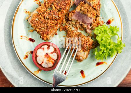 Steak aus gebackenem Thunfisch in einer Nuss mit Mangostan. Meeresfrüchte, Fischfilet. Stockfoto