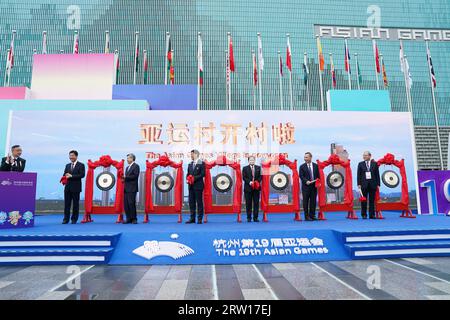 Hangzhou, chinesische Provinz Zhejiang. September 2023. Die Gäste schlagen die Gongs, um die Eröffnung des Dorfes für asiatische Spiele während der Eröffnungszeremonie des Dorfes für asiatische Spiele in Hangzhou, ostchinesische Provinz Zhejiang, am 16. September 2023 bekannt zu geben. Quelle: Du Yu/Xinhua/Alamy Live News Stockfoto