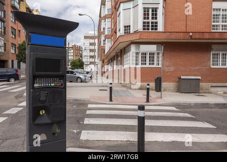 Ein kontrollierter Parkzähler auf einer Straße in Madrid, Spanien Stockfoto