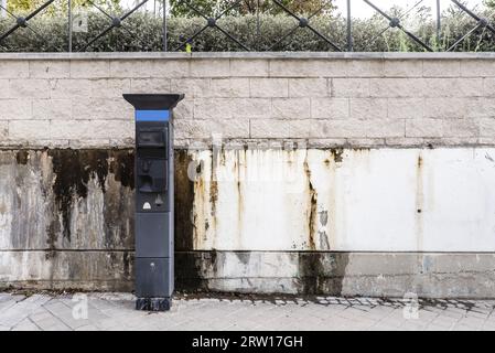 Ein kontrollierter Parkzähler für Straßenfahrzeuge auf einer Stadtstraße in Madrid, Spanien. Stockfoto