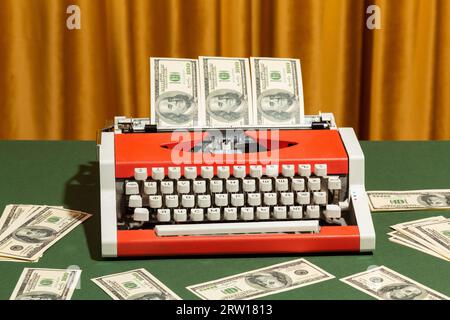 Dollar Werden In Retro-Schreibmaschinen Ausgegeben. Hochwertige Fotos Stockfoto