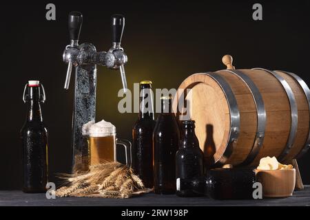 Gläser Bier und Bier auf einem dunklen Tisch. Craft-Brauerei. Bierhahn. Hochwertige Fotos Stockfoto