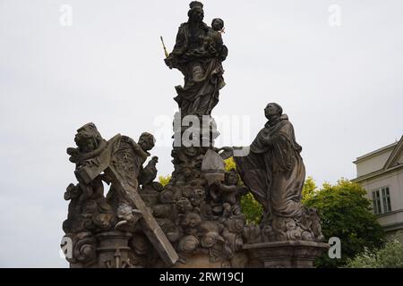 Statue der Madonna, die auf St. Bernard auf der Karlsbrücke, Prag. Tschechische Republik. Stockfoto