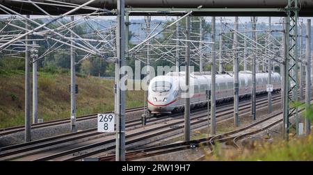 Schkopau, Deutschland. September 2023. Ein ICE-3-Zug fährt auf der neuen Berlin-München-Strecke südwestlich von Halle (Saale) nach Norden. Quelle: Jan Woitas/dpa/Alamy Live News Stockfoto