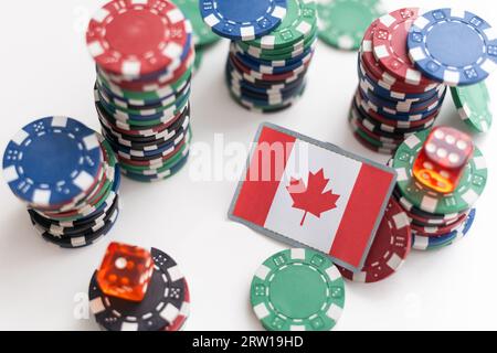 Casino-Chips mit Flagge von Kanada - hochauflösende 3D-Darstellung isoliert auf weißem Hintergrund Stockfoto