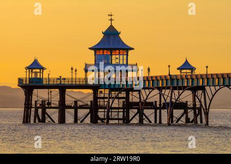 Clevedon Pier Seitenverkleidungen fangen das Sonnenlicht ein Stockfoto